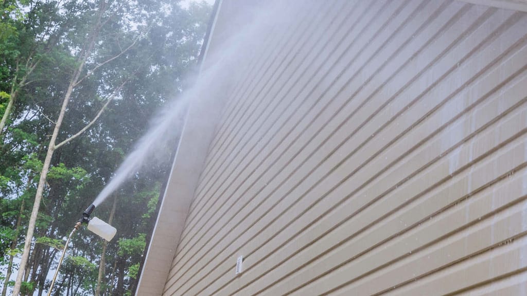 pressure washing a vinyl siding