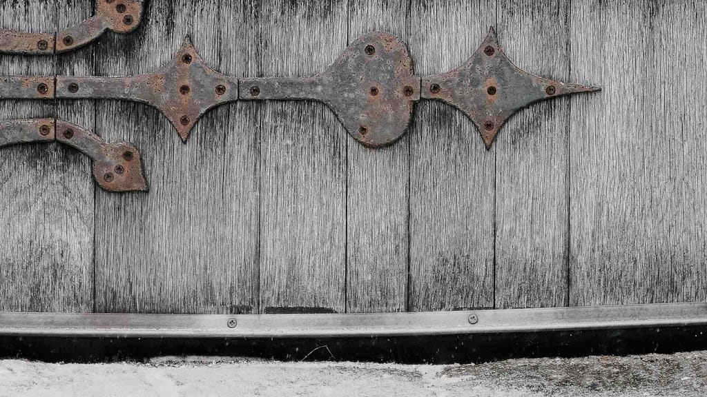 door with gap at the bottom