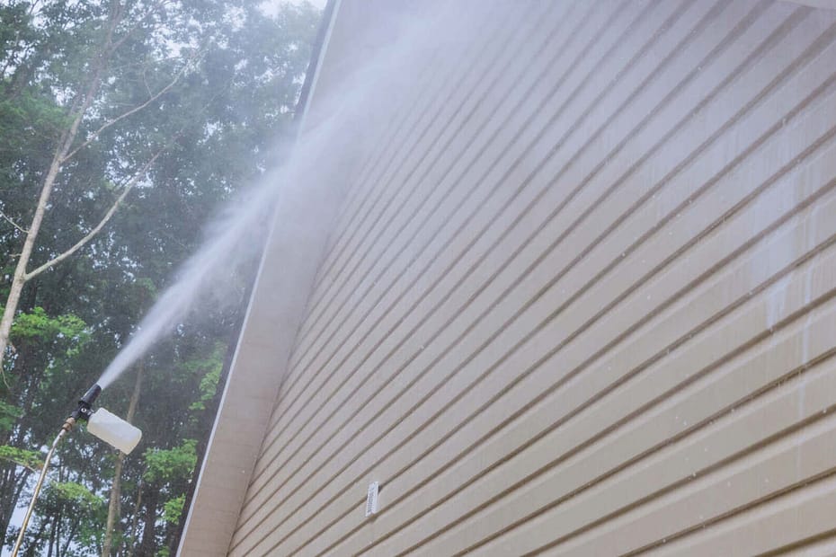pressure washing a vinyl siding