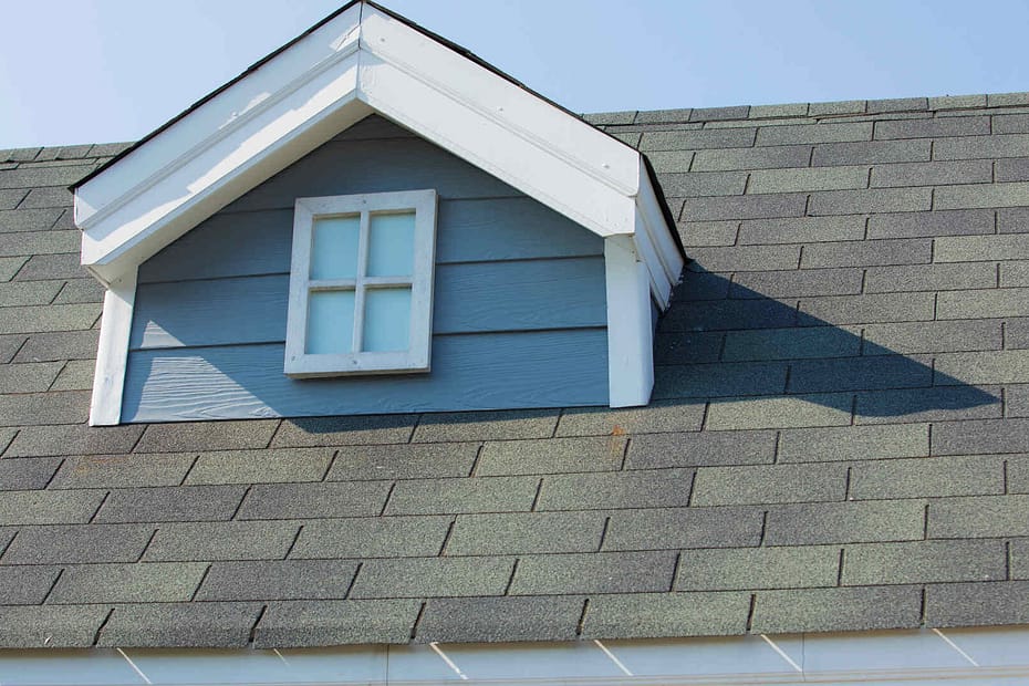 Roof with asphalt shingles